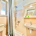 Beachfront Bellevue By Dadovillas Βίλα *
