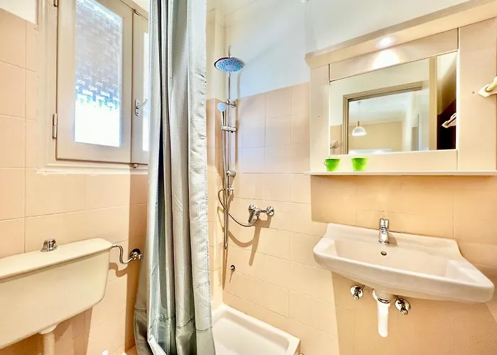 Beachfront Bellevue By Dadovillas Villa *