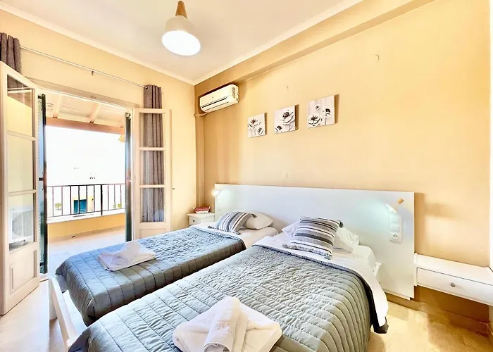 Beachfront Bellevue By Dadovillas Villa