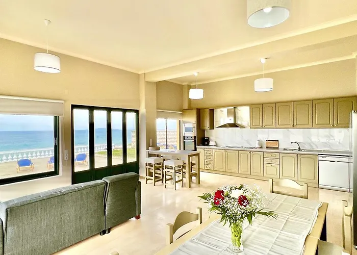 Beachfront Bellevue By Dadovillas Villa