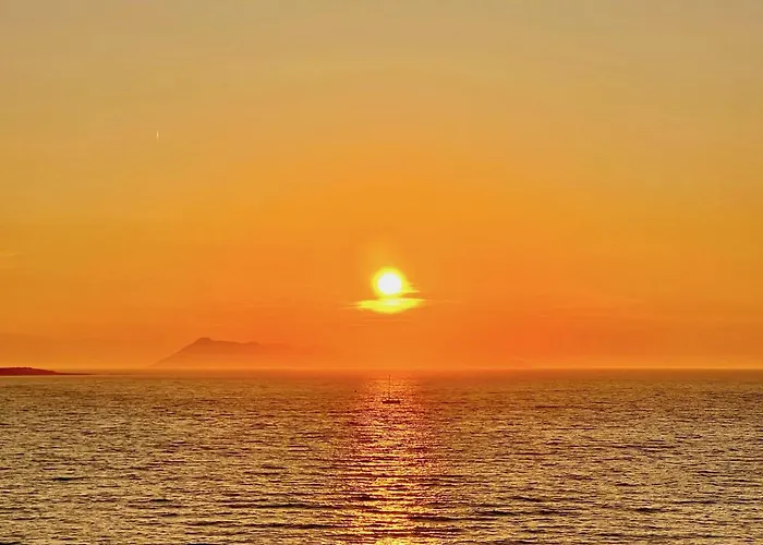 Beachfront Bellevue By Dadovillas