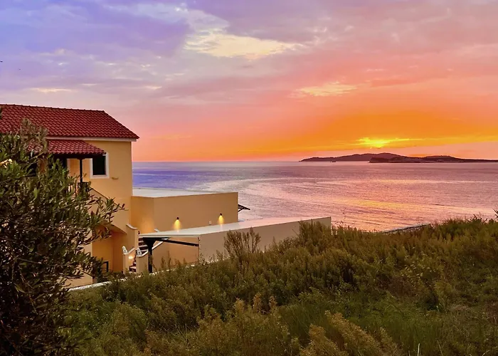 Beachfront Bellevue By Dadovillas *