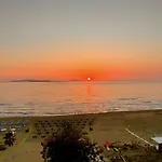 Beachfront Bellevue By Dadovillas *