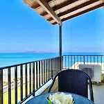 Beachfront Bellevue By Dadovillas Villa