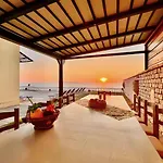 Beachfront Bellevue By Dadovillas