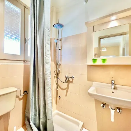 Beachfront Bellevue By Dadovillas Willa *